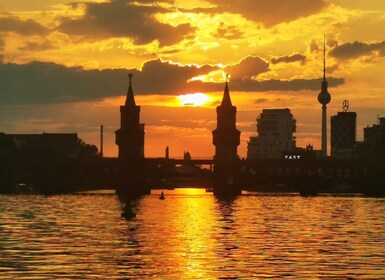 Berlin: Sonnenuntergangs-Katamaranfahrt mit Audioguide