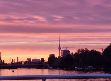 Berlin: Sonnenuntergangs-Katamaranfahrt mit Solarmotor / Audioguide