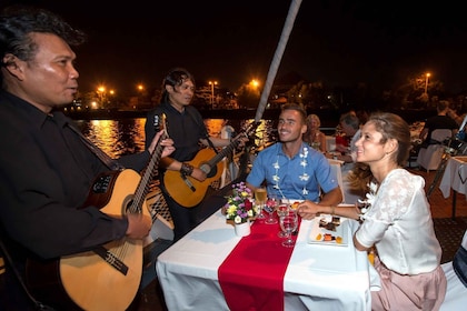 Bali Benoa: 5-retters romantisk middagscruise med levende musikk