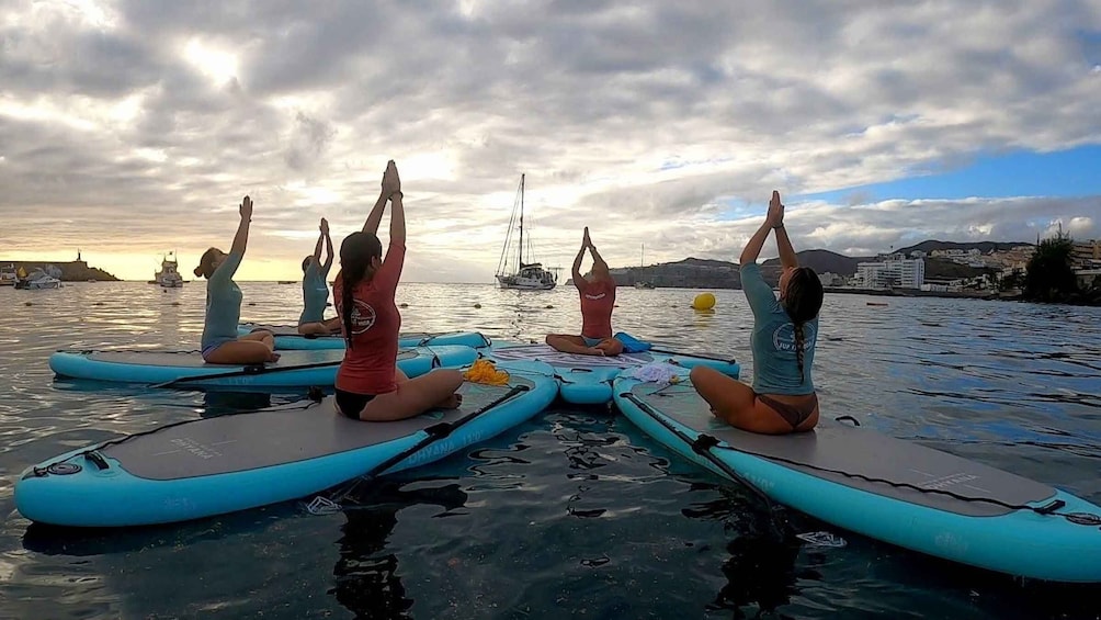 Arguineguín: Stand-up Paddleboard Yoga Class with Instructor