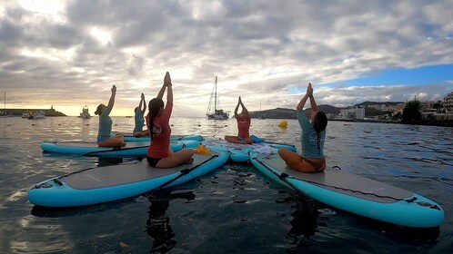 Arguineguín: Stand-up Paddleboard Yoga Class with Instructor