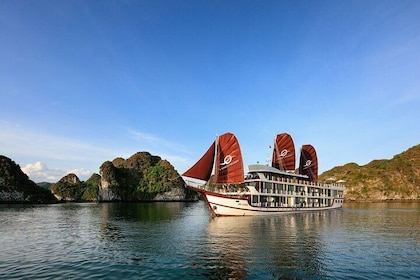 Overnight Halong Bay-Lan Ha Bay Cruise with Hanoi Pickup and Drop-off