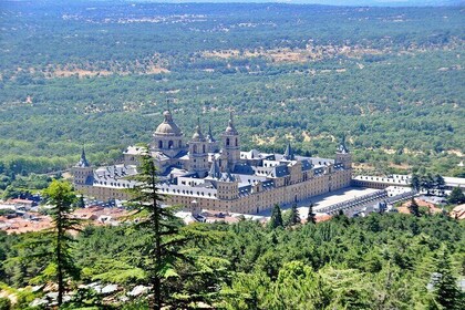 From Madrid: Guided Tour to El Escorial & Valley of the Fallen