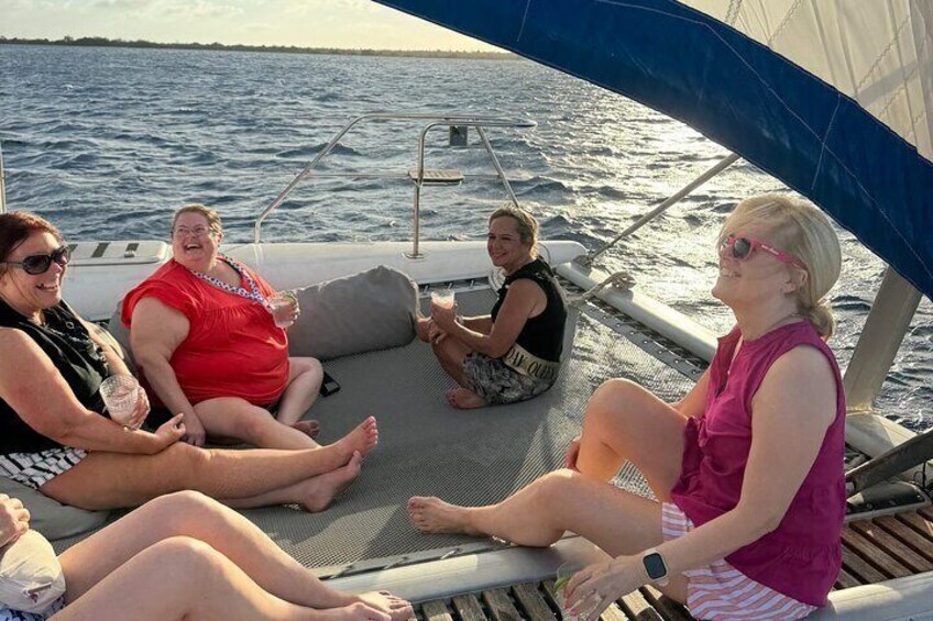 Cruise ship guests enjoying a sunset together on Bonaire.
