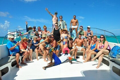 Private Catamaran, Snorkeling with Brunch Seafood-Barbecue