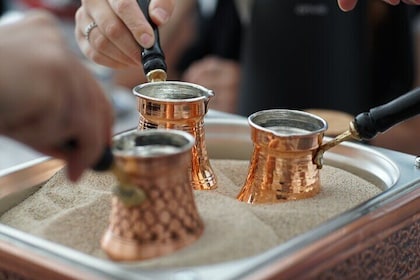 Preparazione del caffè turco sulla sabbia e laboratorio di cartomanzia