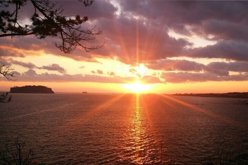 Sunset at Oedolgae, the starting point of Jeju Olle Trail Course 7, is a stone pillar that rises 20m high from the sea. Standing alone on the sea, it was named ‘Oedolgae’.