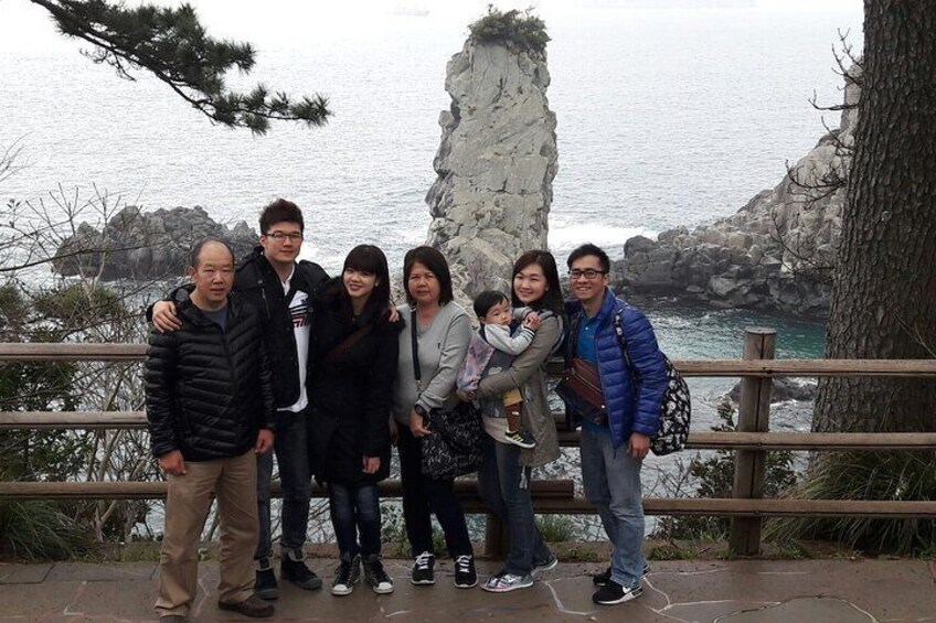 Oedolgae, the starting point of Jeju Olle Trail Course 7, is a stone pillar that rises 20m high from the sea. Standing alone on the sea, it was named ‘Oedolgae’.