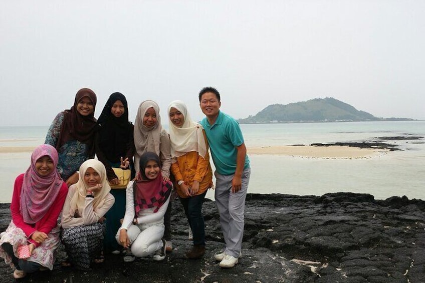 Hyeopjae Beach is adjacent to Hallim Park, 32 km west of Jeju City. The white sandy beach mixed with shell powder, Biyangdo Island floating in the front sea, the beautiful cobalt-colored sea