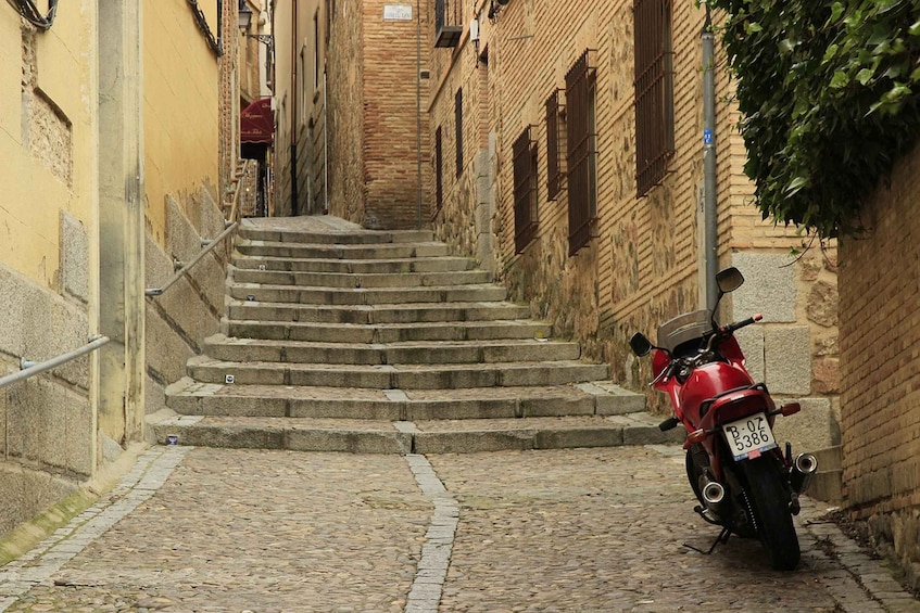 Picture 24 for Activity Toledo: Private Walking Tour with 7 Monument Tickets