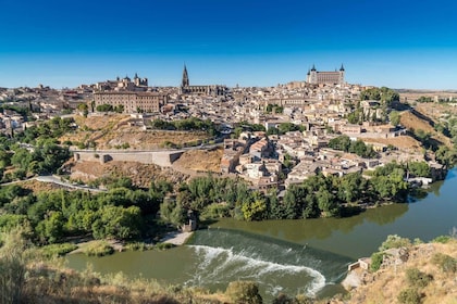 Toledo: Private Walking Tour with 7 Monument Tickets