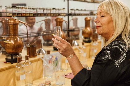 Sheffield: Gin Distillery Tasting Visit with Guided Tour