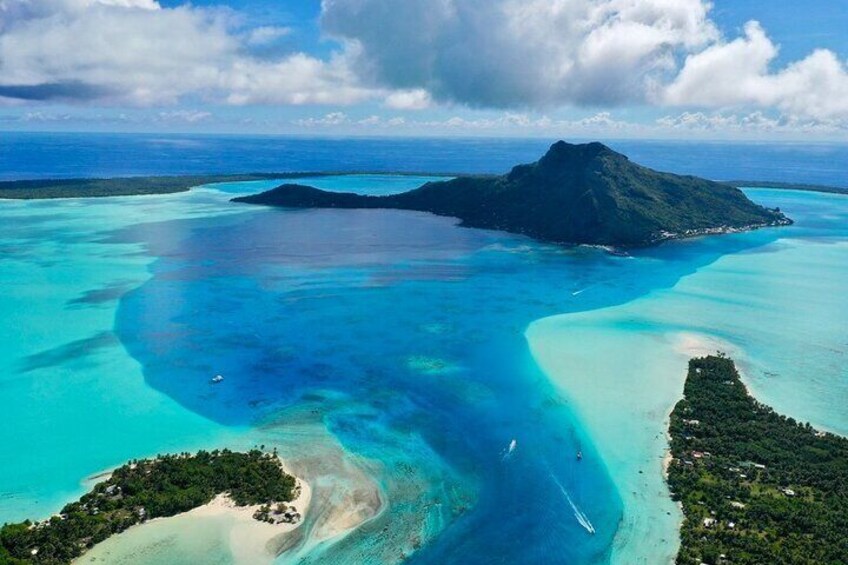 Private flight over Maupiti, the little sister of Bora-Bora