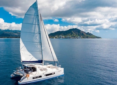 Au départ d'Honolulu : Croisière privée en catamaran avec capitaine et équi...