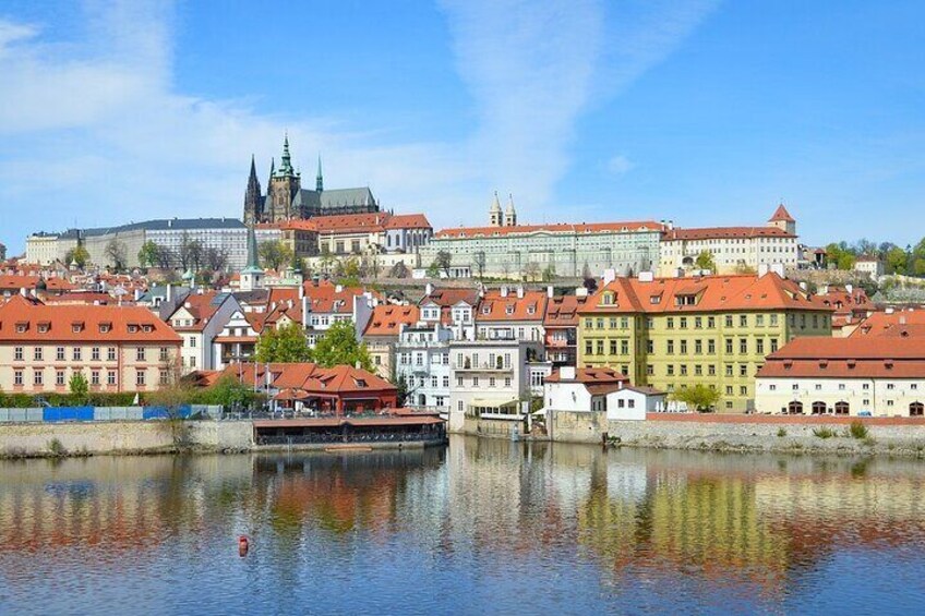 Private Transfer from Vienna to Prague with 4h of Sightseeing