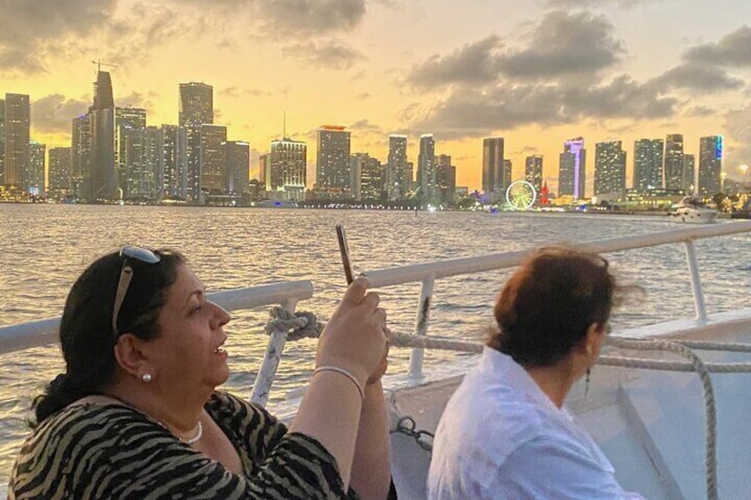 Miami: 60 Minute SunSet Boat tour and Sightseeing 