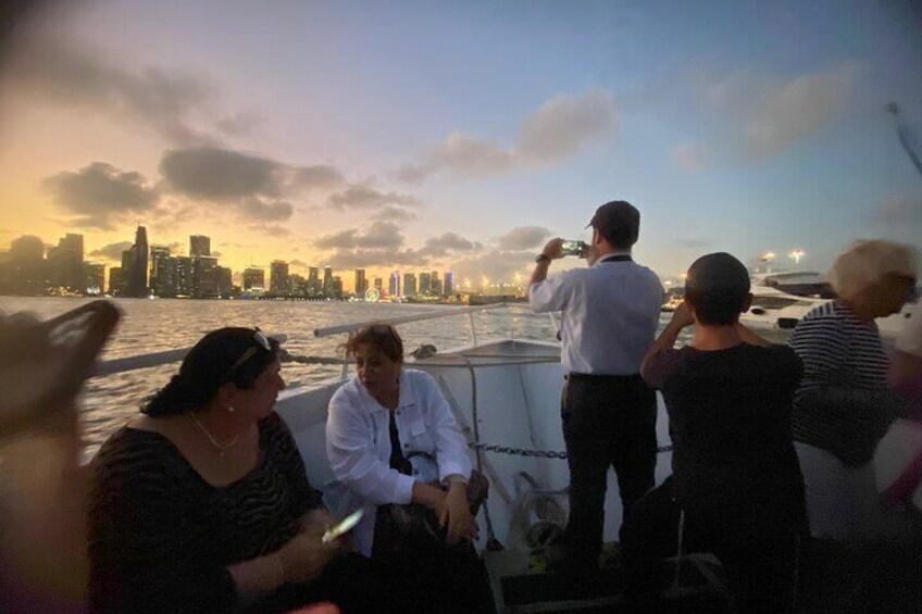 Miami: 60 Minute SunSet Boat tour and Sightseeing 