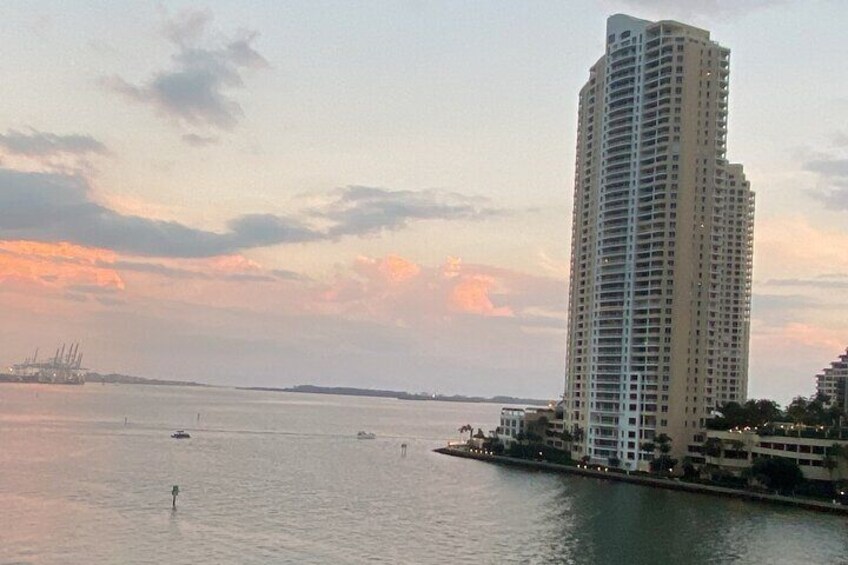 Miami: 60 Minute SunSet Boat tour and Sightseeing 