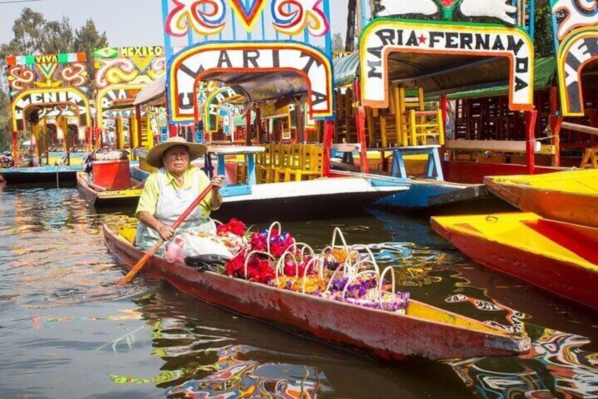 In Xoxhimilco you will see som kayaks with snacks or souvenirs to buy 