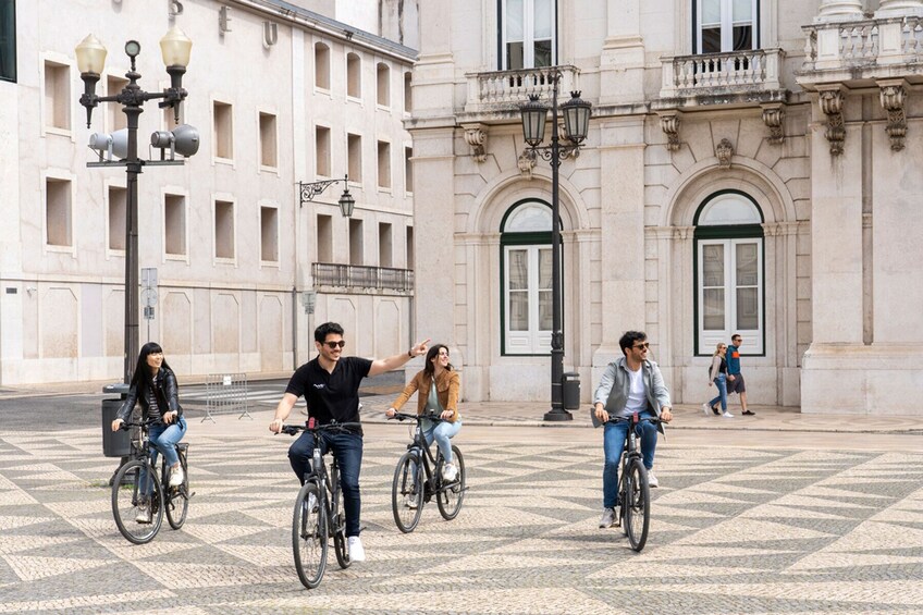 Lisbon 360 City Tour: Bike tour, Boat Trip & Helicopter Flight