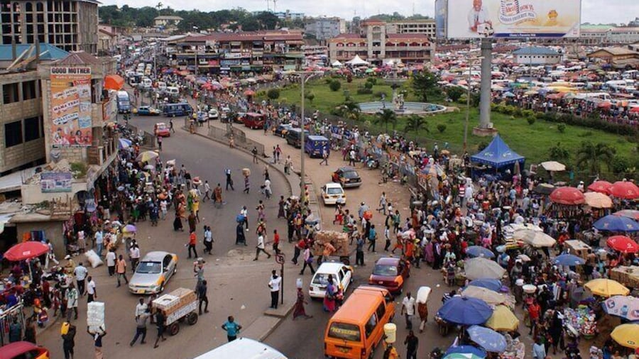 Q picture showing some section of the Kejetiq Market in Kumasi