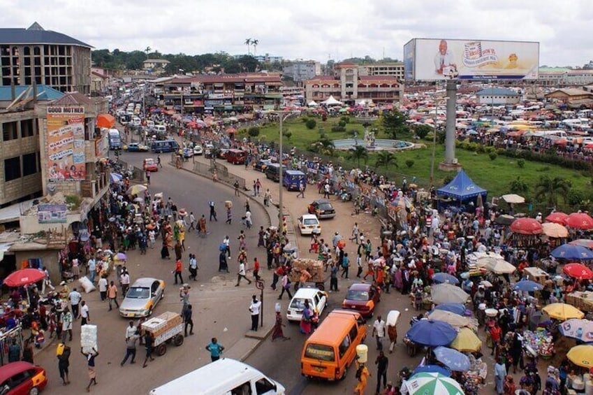 Q picture showing some section of the Kejetiq Market in Kumasi 