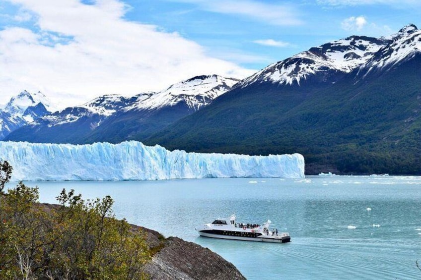 Perito Moreno Glacier with guide + navigation in front of the glacier