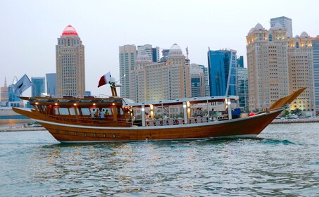 Qatar: Sightseeing i Doha om bord på en arabisk dhow-båt