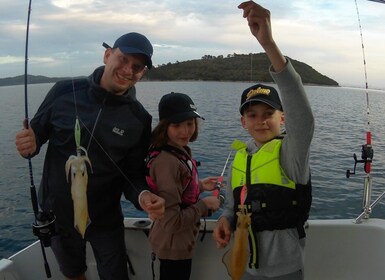 Zadar: excursión guiada en barco de medio día de pesca al atardecer