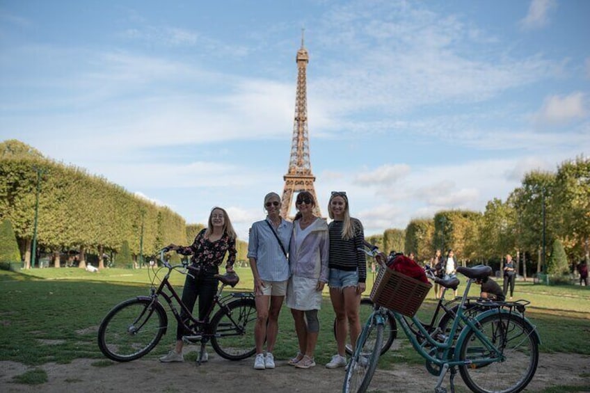 Paris Monuments Small Group Bike Tour