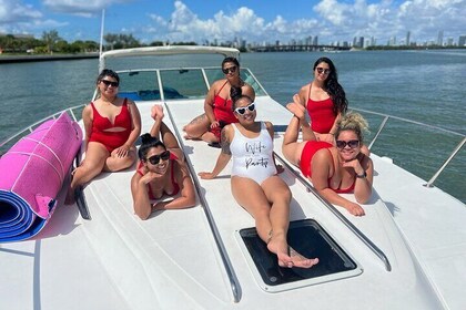 Premium Miami Yacht Tour Experience: Captain, Champagne & Party!