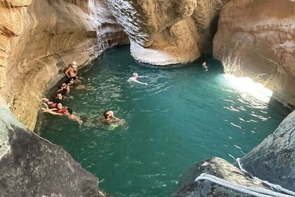 Visite privée d'une journée complète de la plage Wadi Shab-Bimmah Sinkhole-...