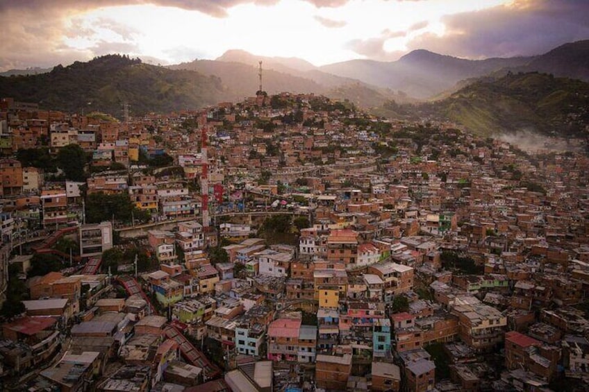 VISIT in one DAY COMUNA 13(GRAFFITIS) & a beautiful COFFEE FARM!!