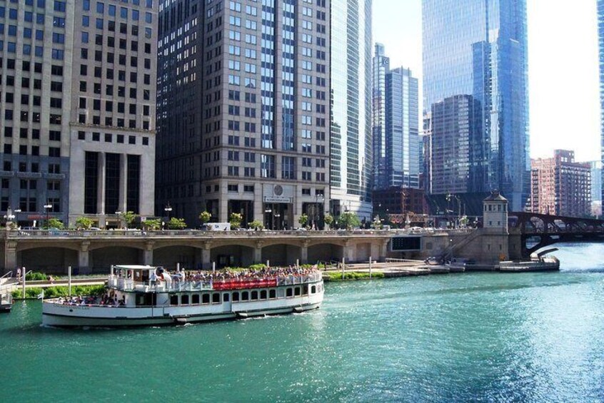 Chicago Architecture Center River Cruise aboard Chicago's First Lady