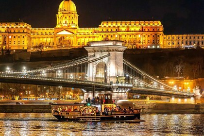 Budapest: Historic Cruise with Welcome Drink