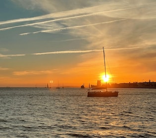 Lisbon: Sunset Boat Tour with Wine