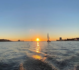 ลิสบอน: ล่องเรือแม่น้ำ Tagus ชมพระอาทิตย์ตกพร้อมเครื่องดื่มต้อนรับ