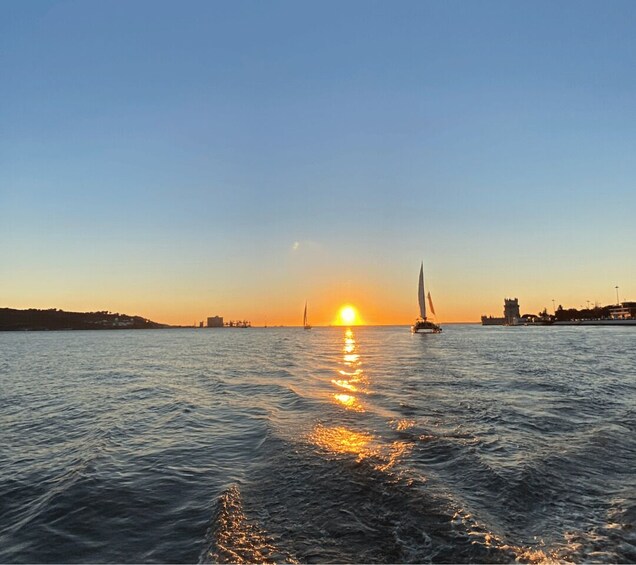 Lisbon: Sunset Tagus River Cruise with Welcome Drink