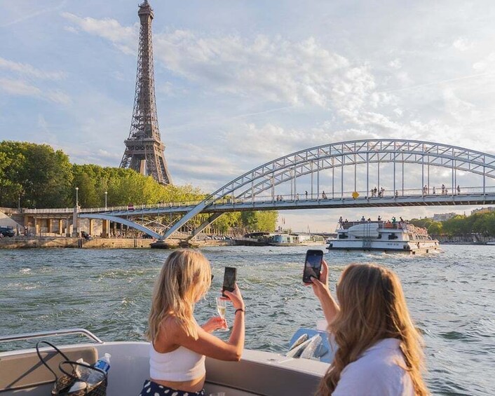 Paris: Private Seine River Cruise with Guide