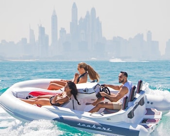 Dubai: Dubai: Self-Drive Boat Tour with a Snack, Swimming, & Photos.