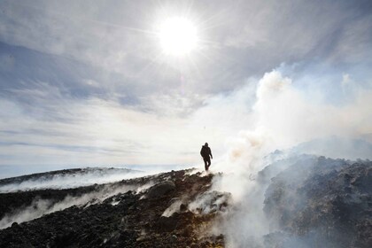 Excursión de senderismo al cráter central del Etna con teleférico y jeep