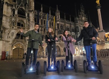 München: Geführte Stadt-Highlights-Nachttour mit dem Segway