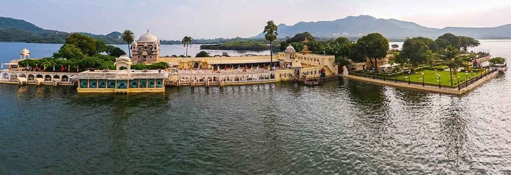 Udaipur: Private Guided Udaipur and City Palace Day Trip