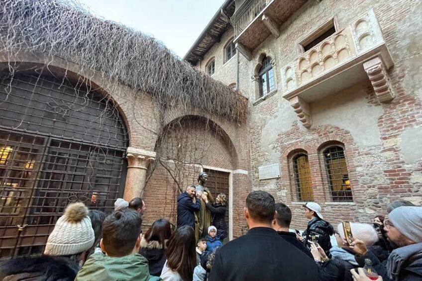 Small Group Walking Tour and Cable Car in Verona: Arena Tickets 