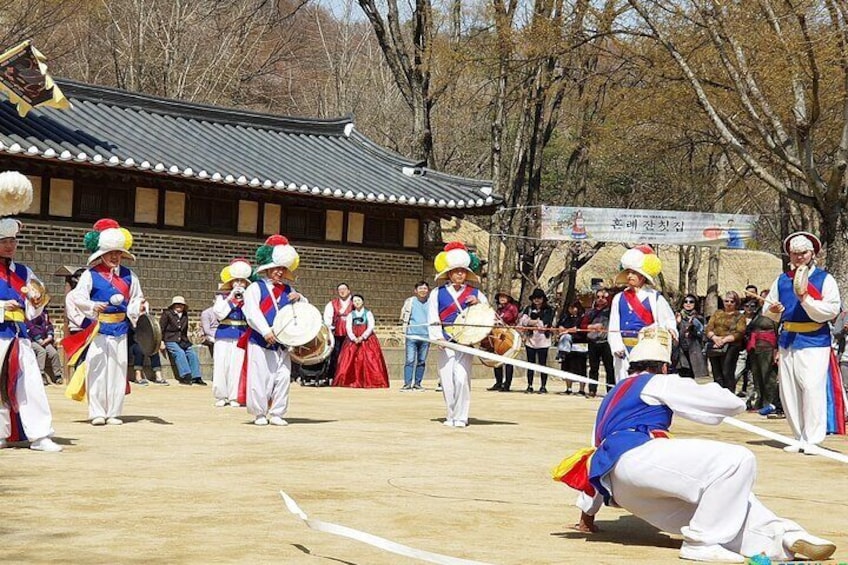 Private Tour : Royal Palace & Traditional Villages wearing Hanbok