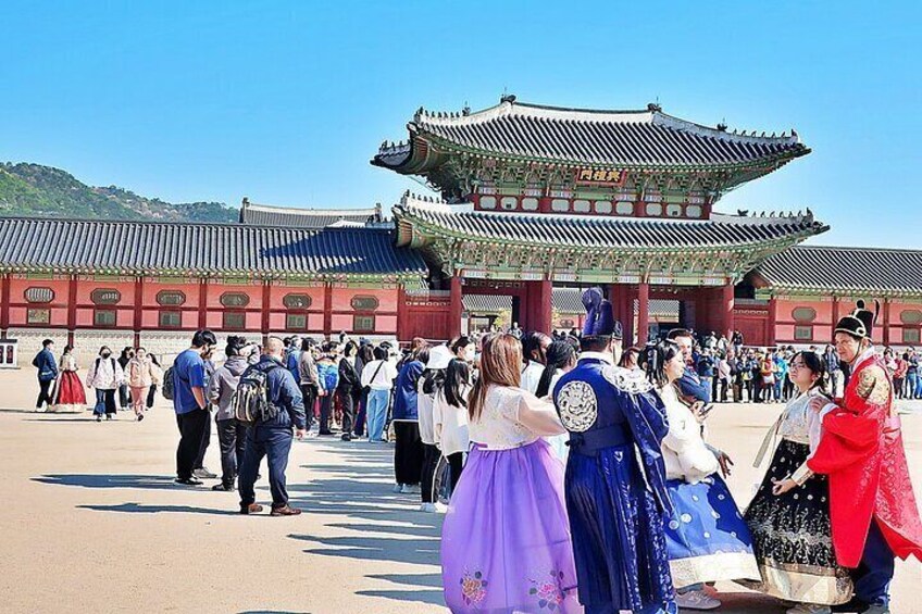 Private Tour : Royal Palace & Traditional Villages wearing Hanbok