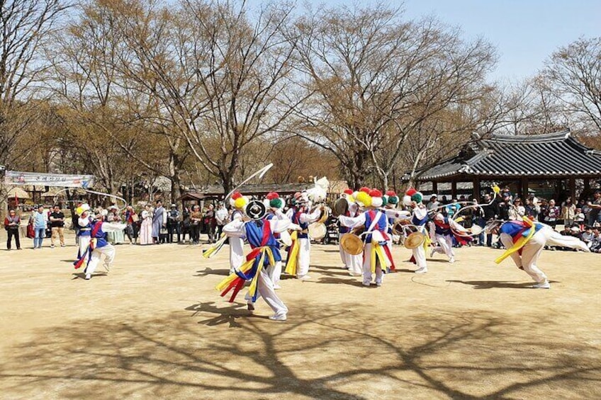 Private Tour : Royal Palace & Traditional Villages wearing Hanbok