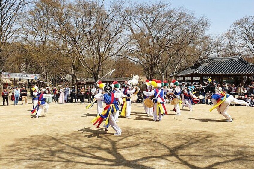 Private Tour : Royal Palace & Traditional Villages wearing Hanbok