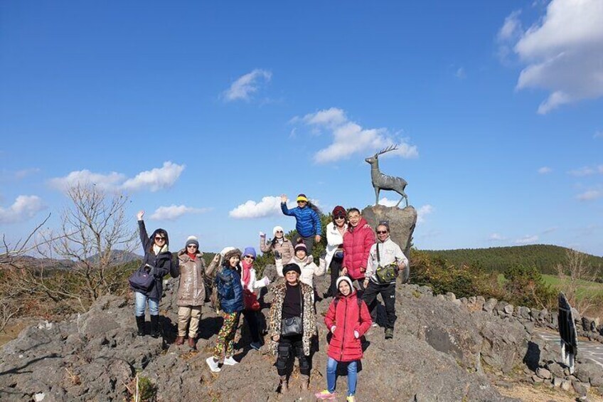 Sangumburi Crater differs from the 360 or more parasitic cones of Jeju in that it was not formed when the materials ejected from the eruption stacked.Instead, it is a maar-type parasitic cone that was