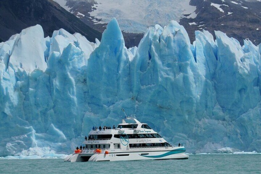 Gourmet Navigation through the Glaciers of Los Glaciares National Park